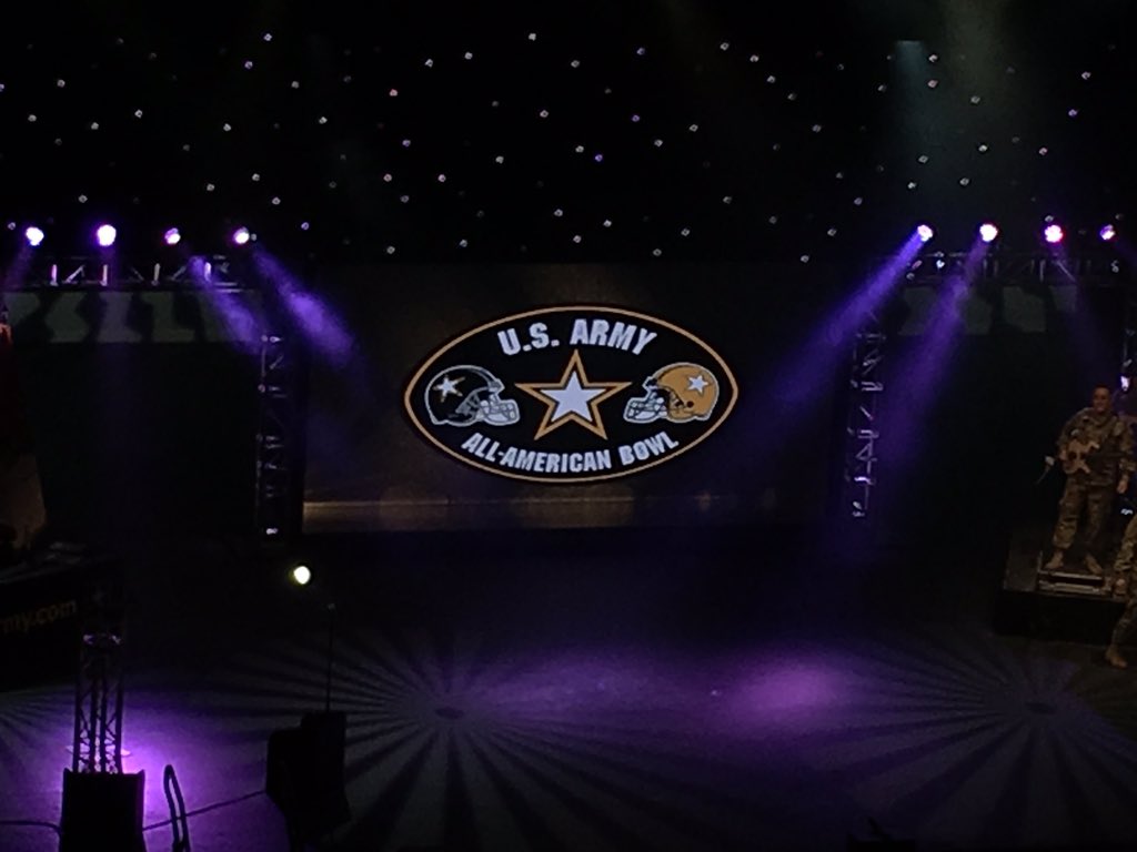GaDaughter08's tweet photo. Awards Show #ArmyBowl https://t.co/rJ0POGeFB7