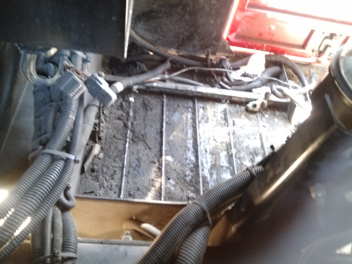 AESJUC16's tweet photo. El bus nuevo sin baterías sin gato hidráulico ni extintor...  @CHarbelPSUV @JMartinez_PSUV @MunicipioSJ https://t.co/czBxqiSQBf