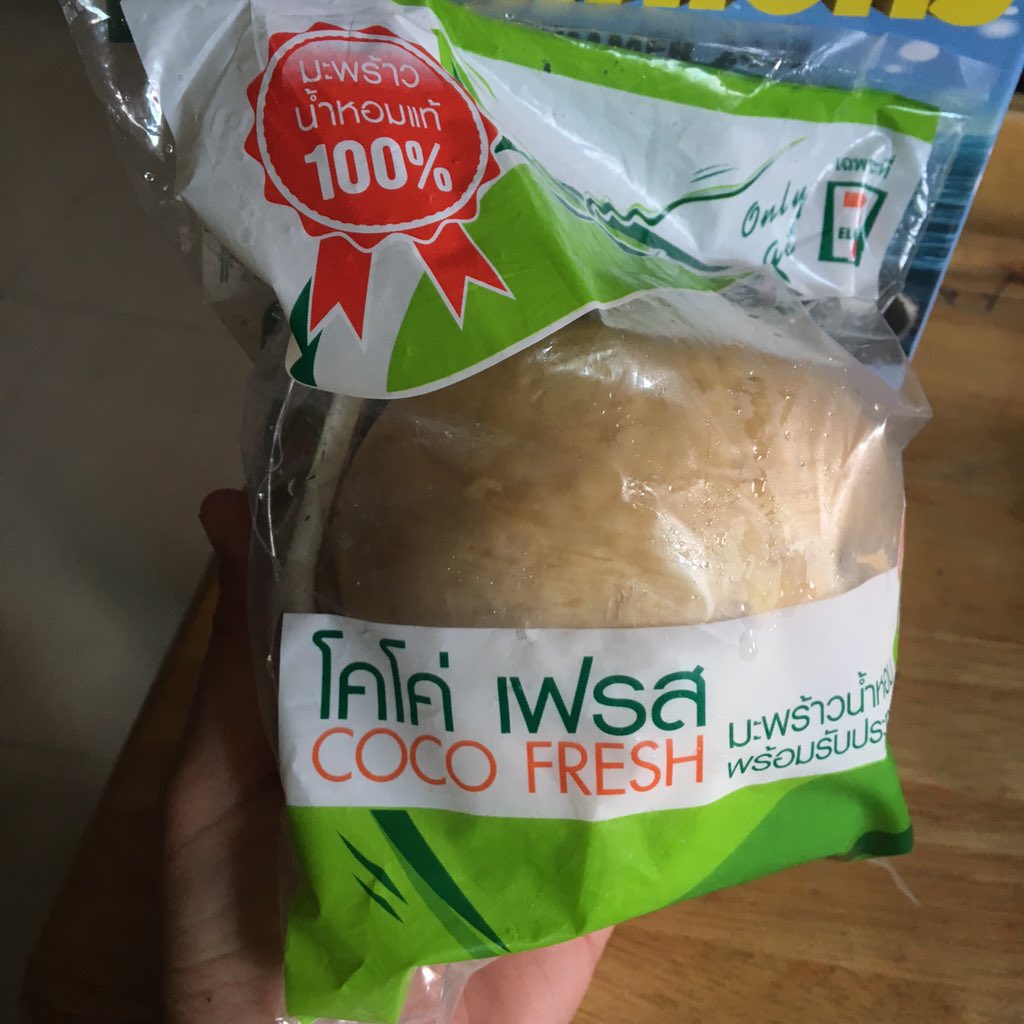 NTKJung's tweet image. มะพร้าวน้ำหอมพร้อมดื่ม มีช้อนและหลอดมาให้ด้วย คือเจ๋งมากกกก #cocofresh #coconut #readytoeat #goodidea