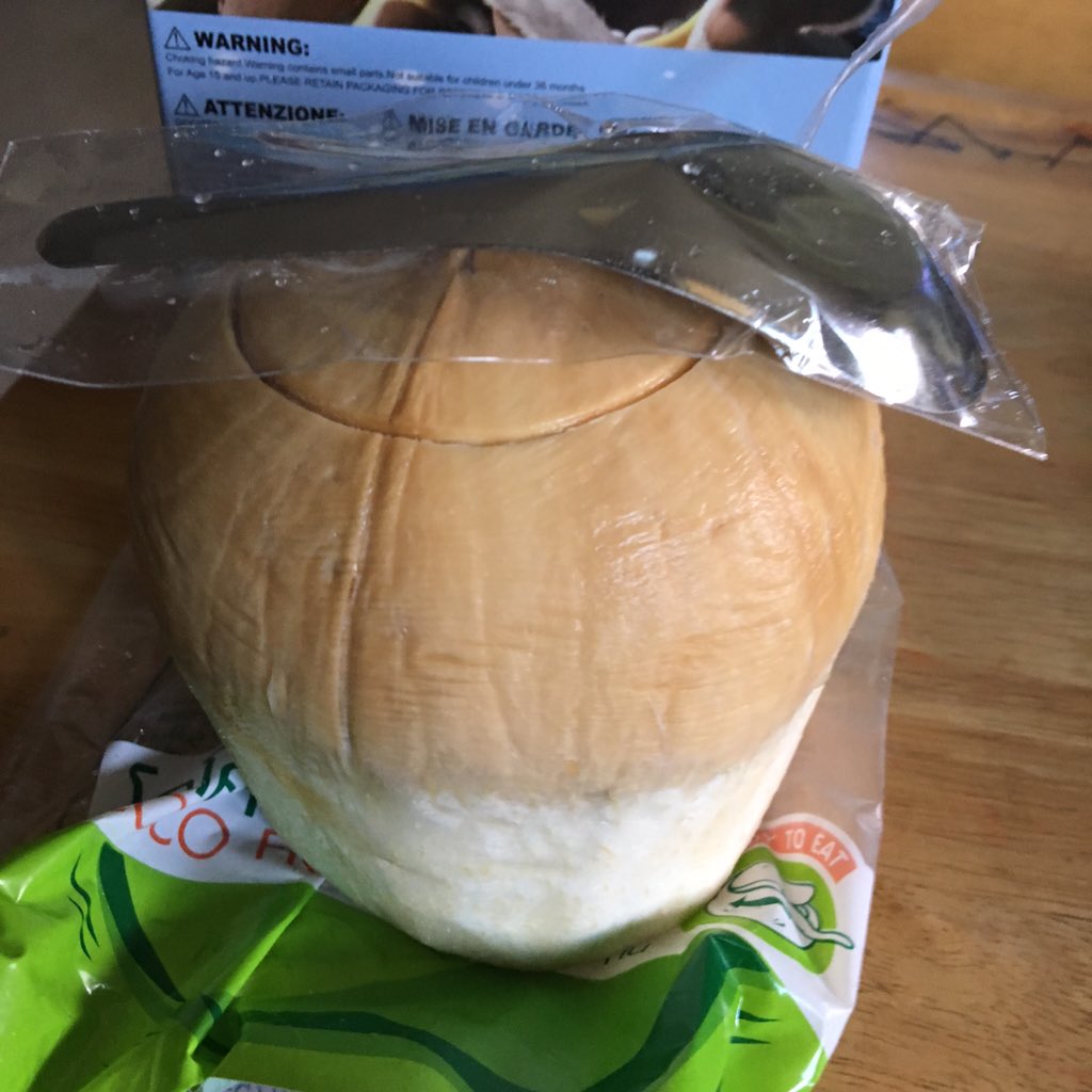 NTKJung's tweet image. มะพร้าวน้ำหอมพร้อมดื่ม มีช้อนและหลอดมาให้ด้วย คือเจ๋งมากกกก #cocofresh #coconut #readytoeat #goodidea