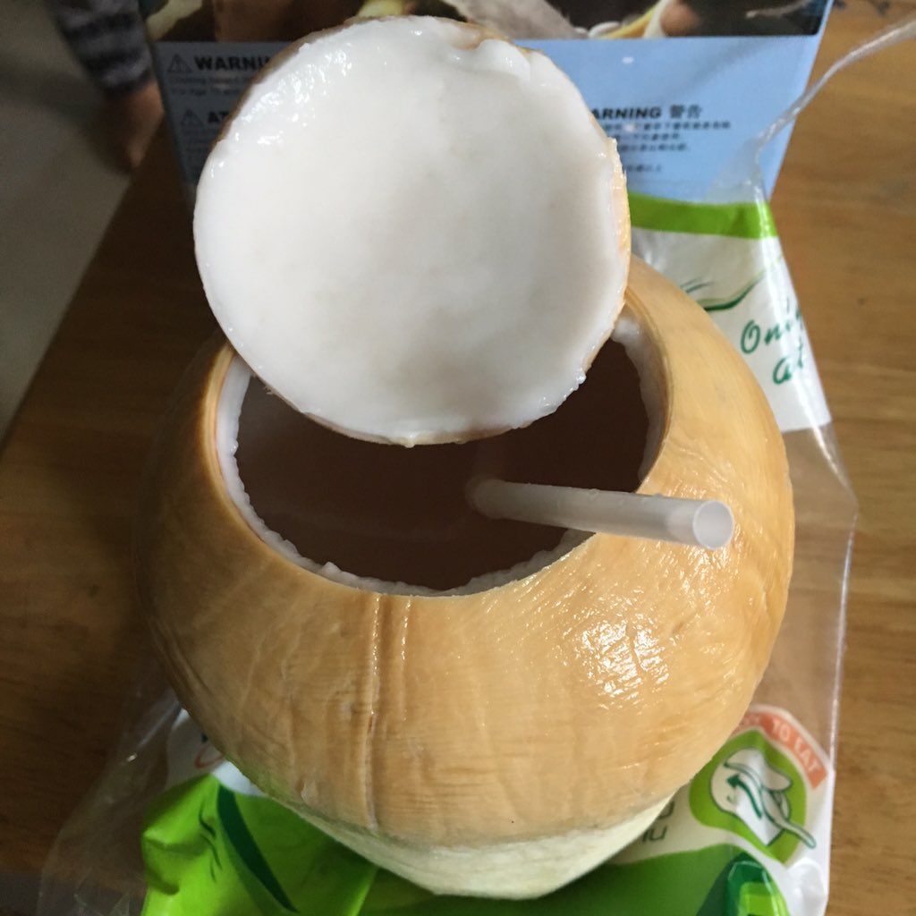 NTKJung's tweet image. มะพร้าวน้ำหอมพร้อมดื่ม มีช้อนและหลอดมาให้ด้วย คือเจ๋งมากกกก #cocofresh #coconut #readytoeat #goodidea