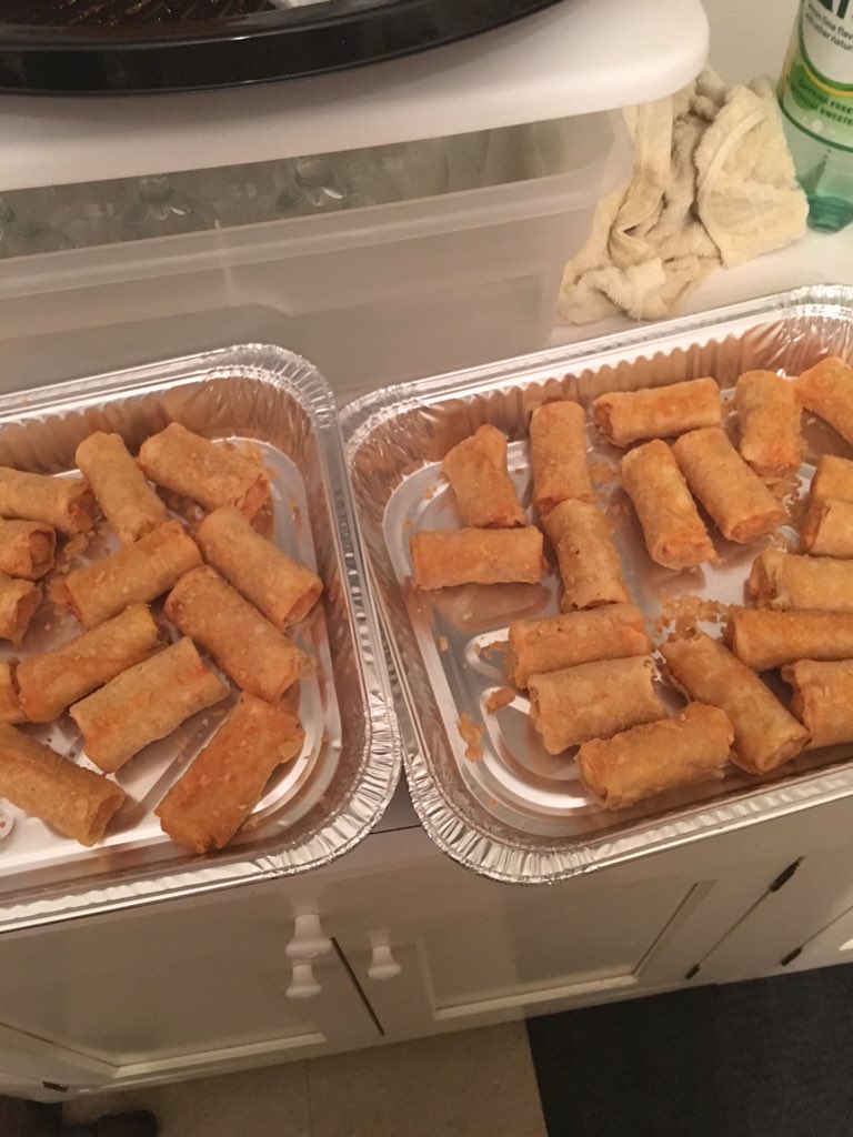 amanda__stover's tweet photo. preparing the after party food https://t.co/YZC9lozti2