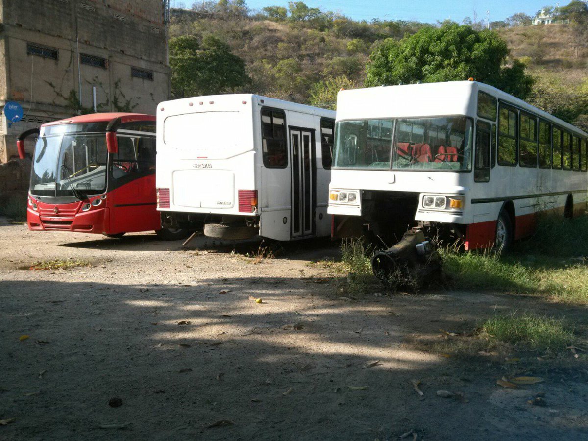 JebusDiaz's tweet photo. 4 autobuses para la universidad y ninguno funciona ya desde hace 5 meses en san joaquin @AmeliachPSUV@CHarbelPSUV https://t.co/qKBdWfYEvw