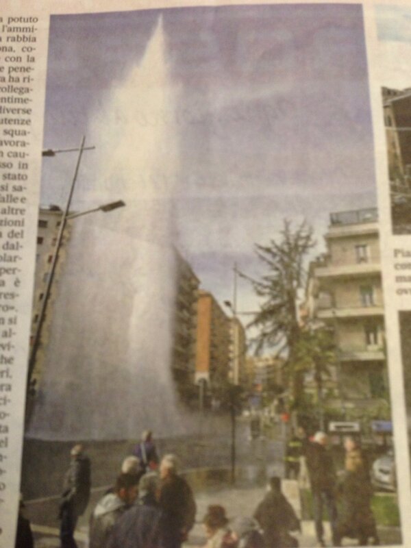 eBertoni85's tweet image. Roma ! Salta un tubo ,l'acqua supera i palazzi!urca