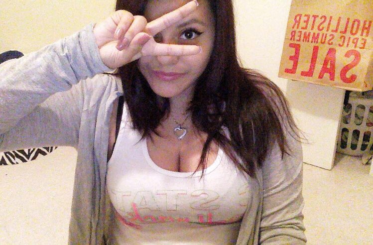 MMMJR_'s tweet photo. Lol why am I throwing the peace sign? Lol why? lol. LOL. ✌🏽️ https://t.co/pJzikgJfff