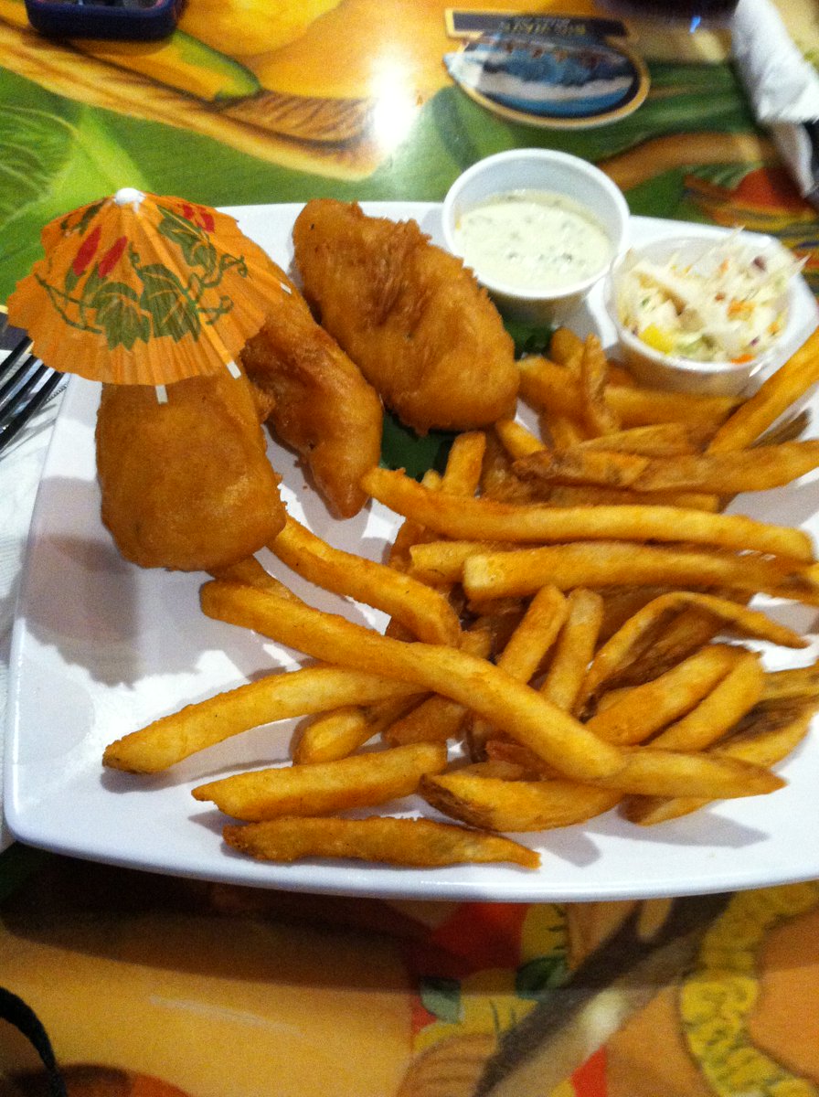 BayouCakes's tweet photo. More than just cheeseburgers at #cheeseburgerinparadise Waikiki  they also have great fish! https://t.co/6HWR34dm1q