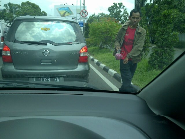 Org ini minta2 di jln laswi, bahaya nempel ke kaca dan ngetuk2 kaca <a href="/ridwankamil/">Ridwan Kamil</a> <a href="/Satpolppbdg/">Satpol PP Kota Bandung</a> <a href="/tmc_restabesbdg/">TMC SATLANTAS POLRESTABES BDG</a>