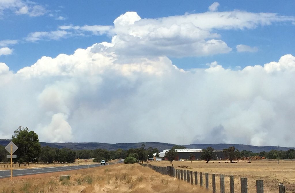 GeoffBice's tweet photo. Fires still burning southwards from Waroona towards Harvey @abcnewsPerth #WaroonaFire #Cookernup #HarveyFire https://t.co/WVtccZPQHt