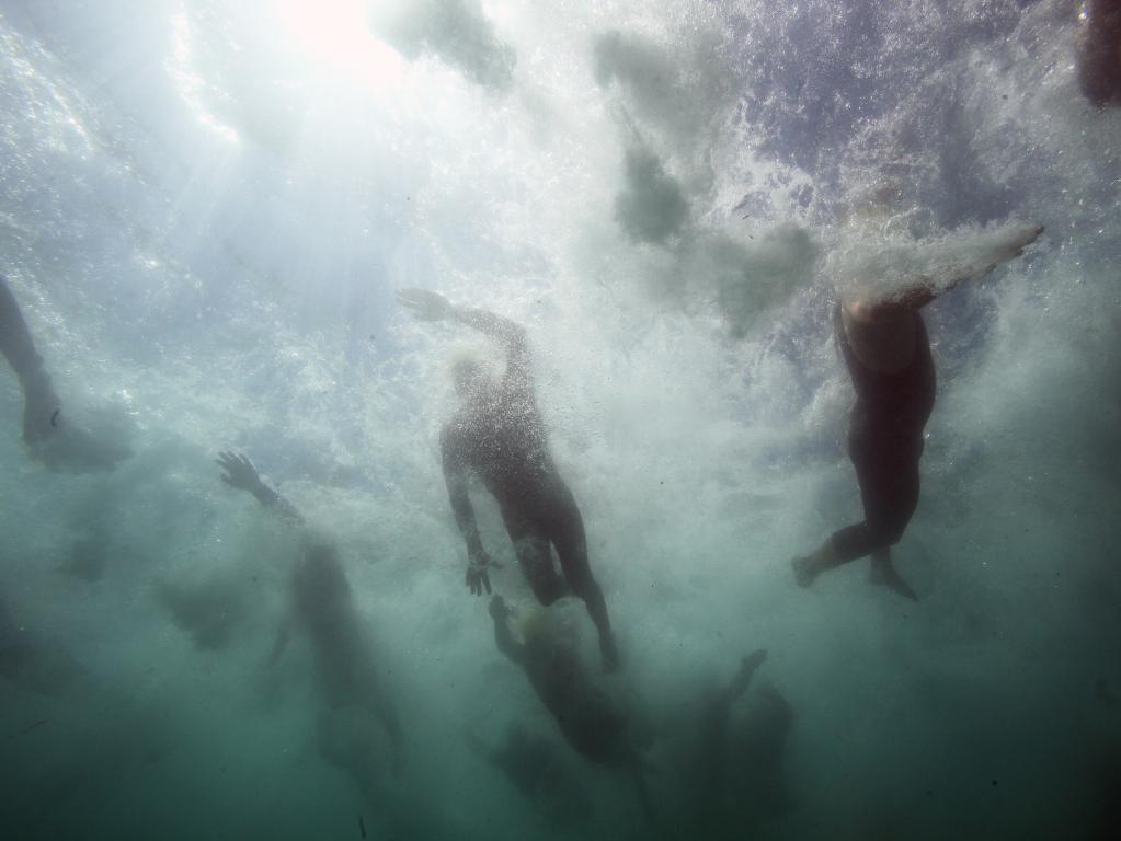 geelongaddy's tweet photo. Check out all the action, colour from Lorne in our @PierToPub gallery: https://t.co/f1yQWc3YL2 @GMHBA @welovelorne https://t.co/aVuy6AVUyL