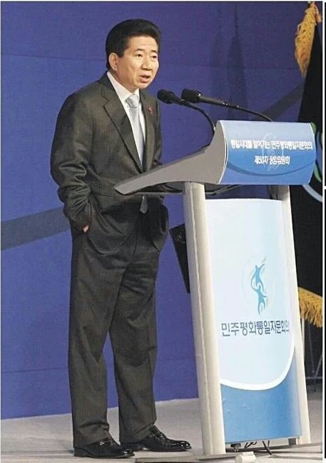 과거 어느 지상파에서 북쪽의 김정은이가 나이가 많은 간부들과 함께하는 자리에
팔짱을 끼고 있는 것을보고 "나쁜놈&amp;못된놈"처럼 보도 하든데~
공개회의 석상에서 이런 자세로
연설하면~
"못된놈&amp;나쁜놈"이 아닌가?