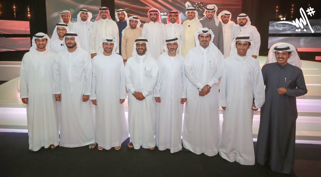 عدسة الكاميرا توثق ختام الحلقة الأولى من الموسم الجديد في صورة جماعية لنجوم بيت الشعر والشعراء. #البيت #شعر #شعراء