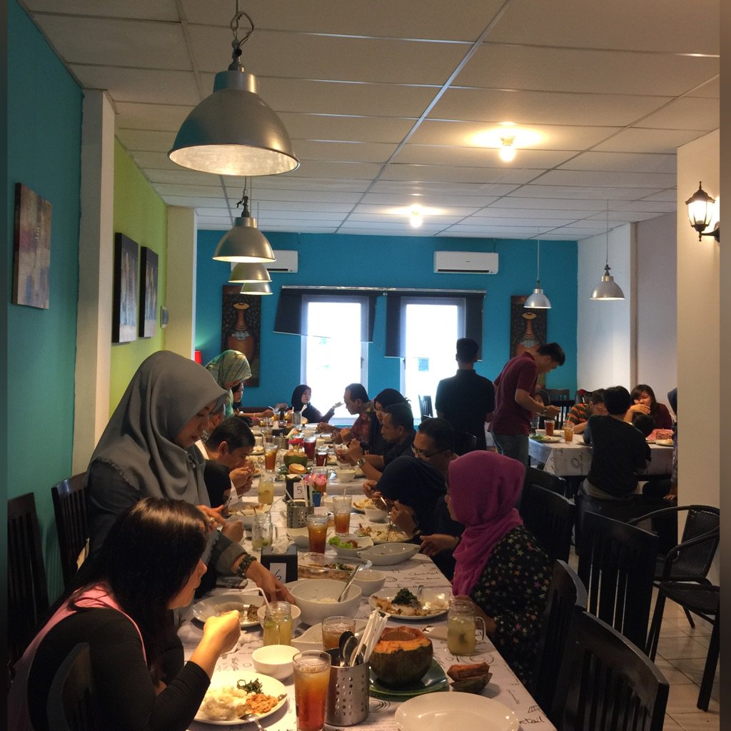 alvinadam's tweet photo. Serunya #grouplunch Bu Susi & fam @PecakGabusAA #KedaiMakanAlvinAdam #kedaibetawicinaperanakan #pecakgabus https://t.co/DiuNT5z2j5