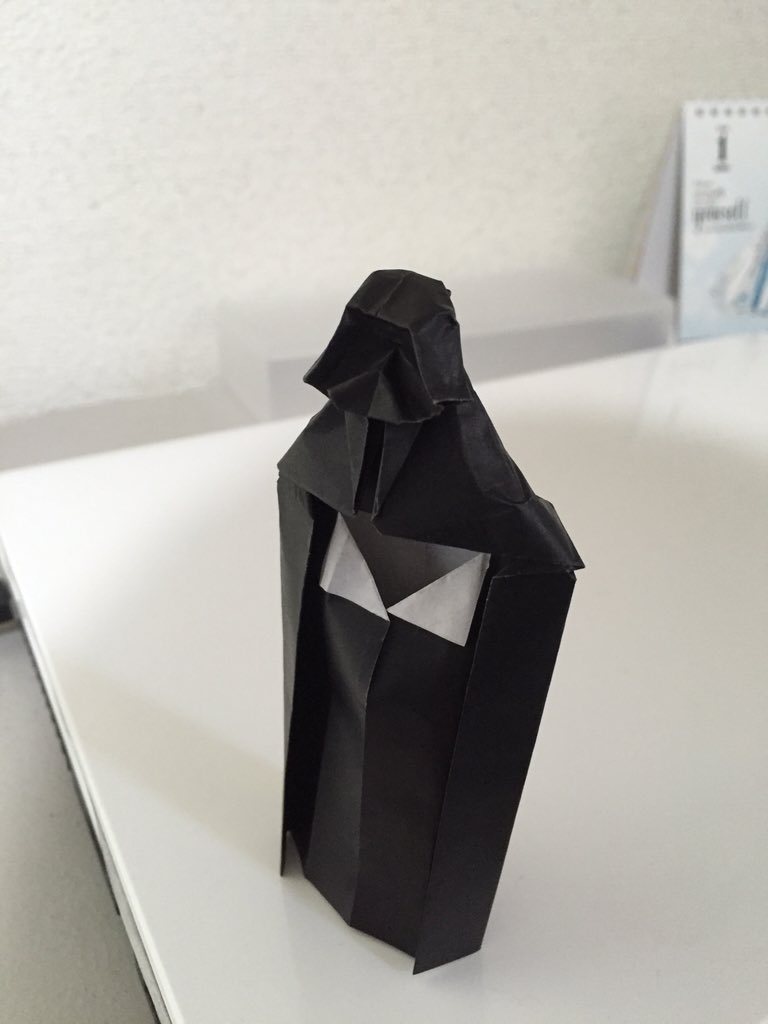 折り紙職人 En Twitter 芦村俊一さんのダースベイダー折りました 簡単な折りだけで この存在感 ダースベイダーそのままです 15 折り紙使用 折り紙作品 T Co Itg1z9ukps