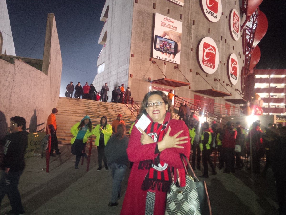 BorderNewsJunki's tweet photo. Yay #FirstResolution done! Went to the @xolosofficial #HomeOpener thank you @CW6SanDiego #coldbutfun https://t.co/O6xaDA7VrF