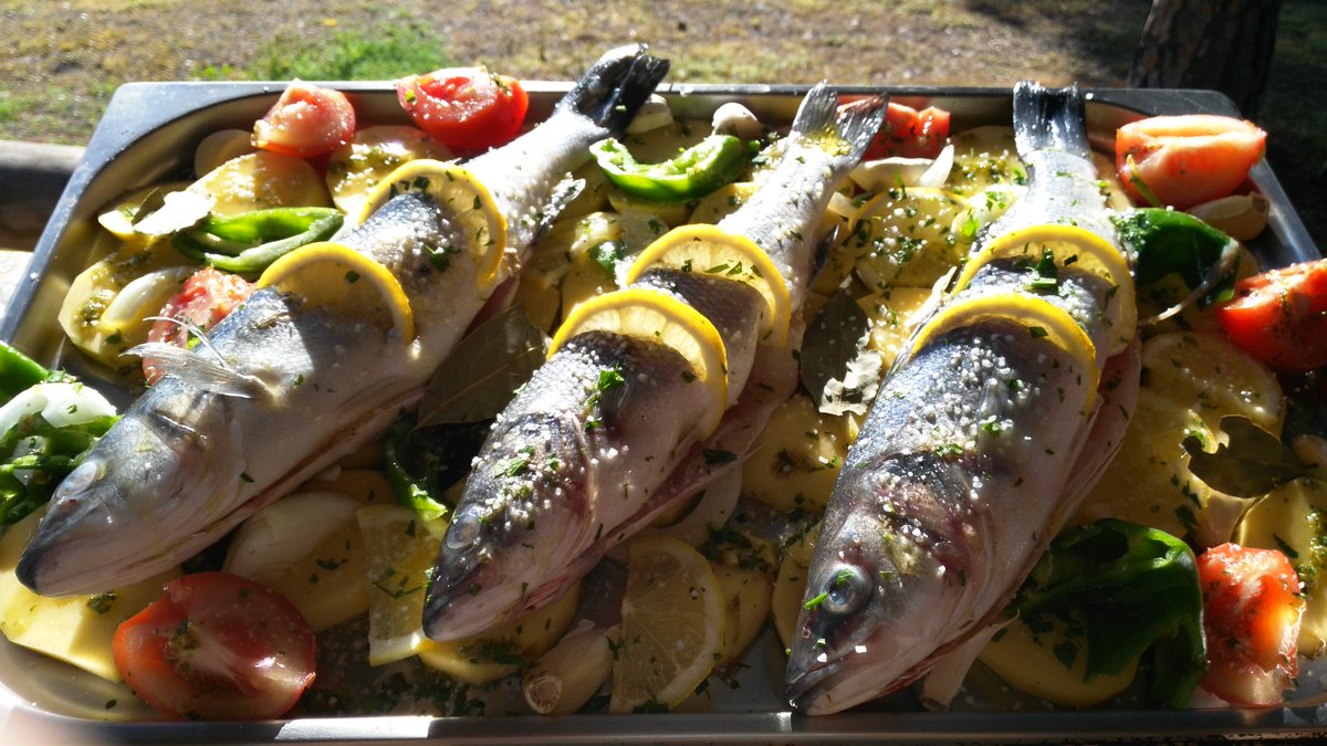 DonarrayanPark's tweet photo. Lubinas al horno en nuestro restaurante, en 30 minutos las tienes en tu mesa! Para reservas  llámanos al 959 093 107 https://t.co/lBOmdTVCVk
