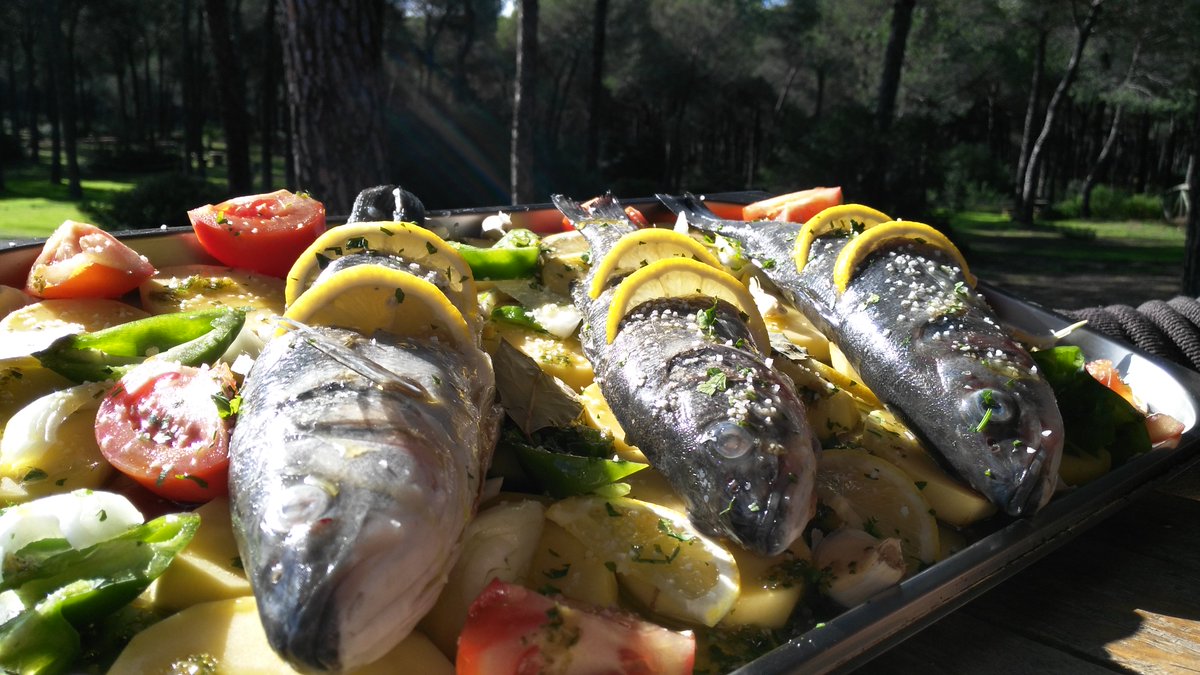 Lubinas al horno en nuestro restaurante, en 30 minutos las tienes en tu mesa! Para reservas  llámanos al 959 093 107