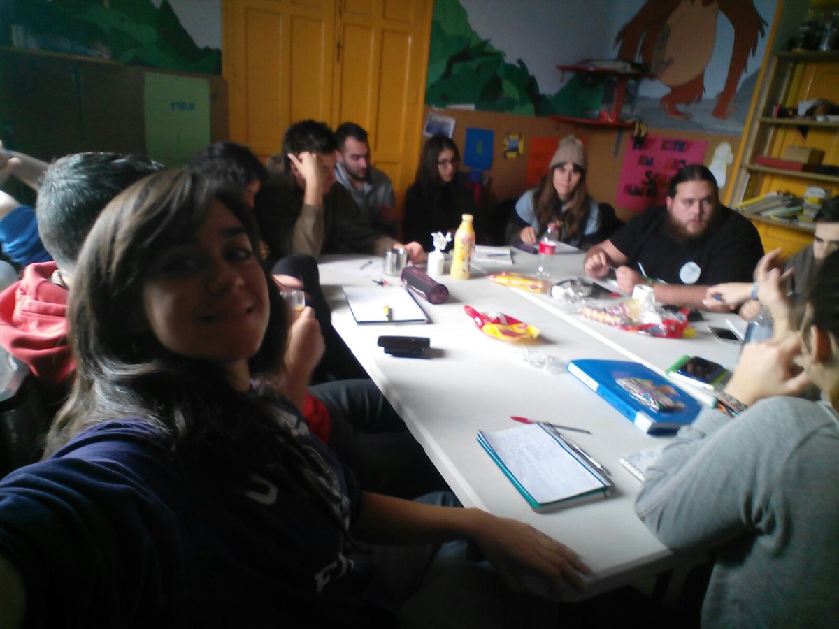 gsalondra224's tweet photo. Esas reuniones de scouter infinitas tan divertidas y soporíferas!!! #superscouter #Scouts https://t.co/YqNuRAHVmE