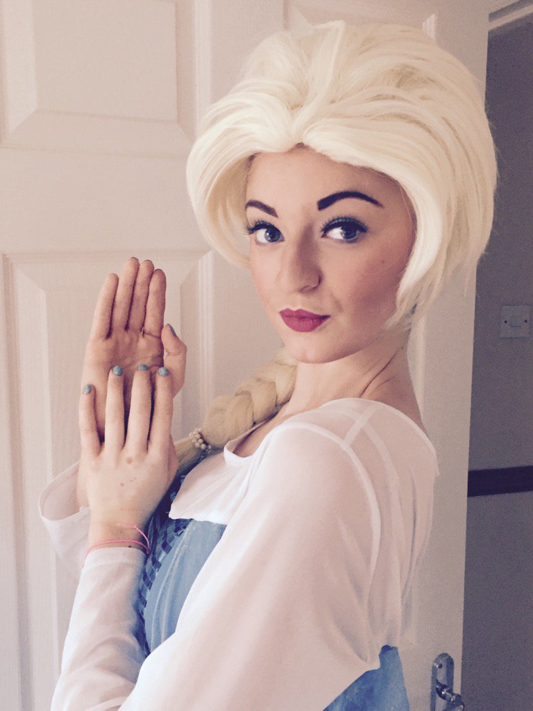 emmarust1's tweet photo. Queen Elsa available to surprise to your little Prince &amp; Princesses #singingElsa  #iloveHull please share https://t.co/85J4FWcZmp