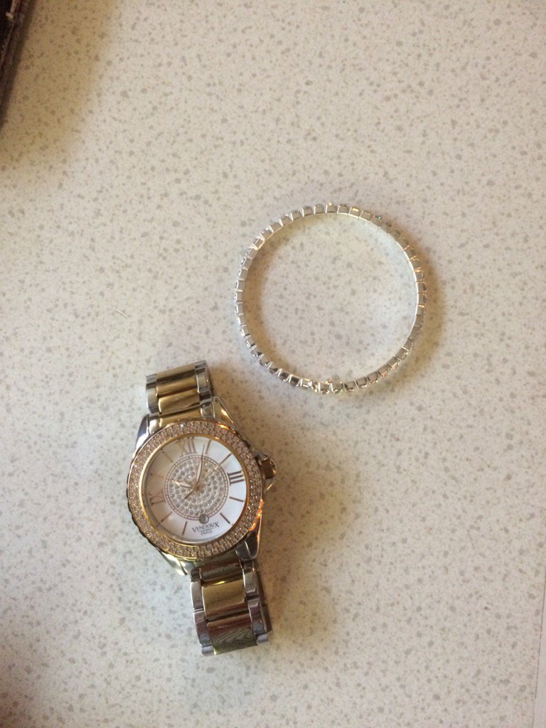 Wie is de eigenaar van dit horloge en deze armband ?? Rt Rt