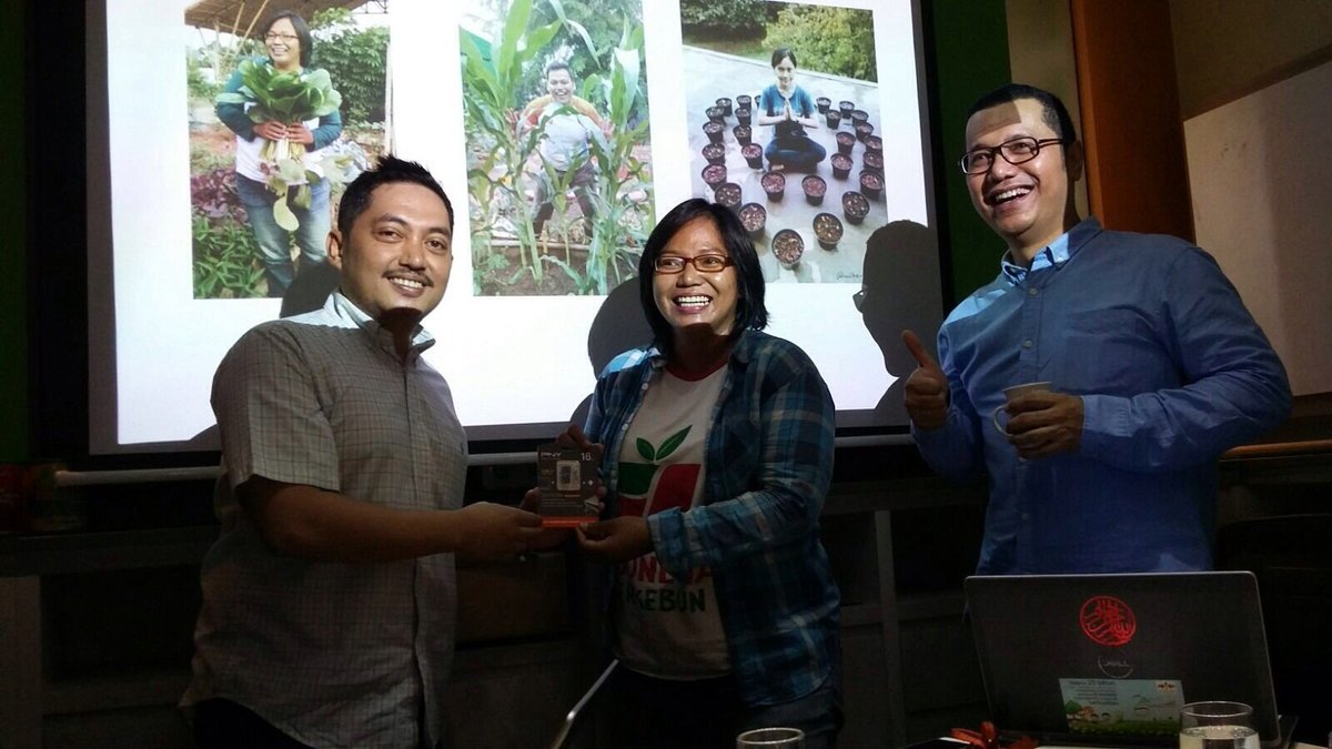 Bekasiberkebun's tweet photo. Pagi td @Bekasiberkebun & jejaring @IDberkebun terima hadiah & sharing tntang kompetisi #demplot dgn @CapPanahMerah https://t.co/dLAPQjq0G4