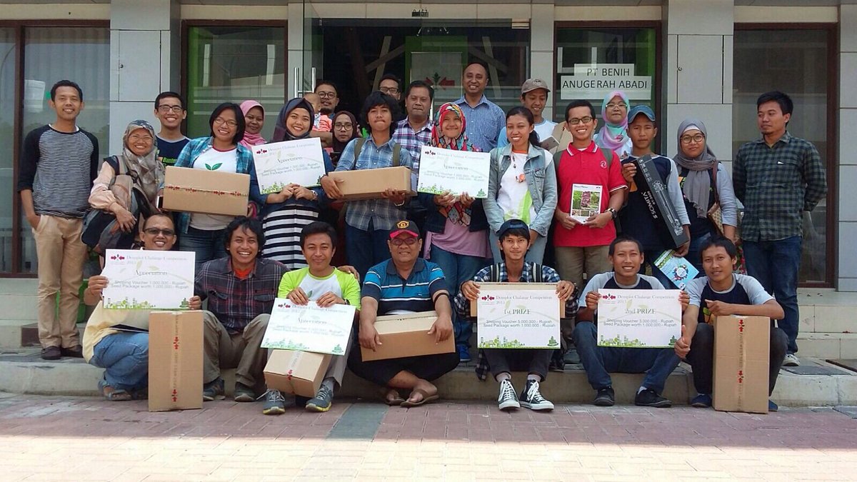Bekasiberkebun's tweet photo. Pagi td @Bekasiberkebun & jejaring @IDberkebun terima hadiah & sharing tntang kompetisi #demplot dgn @CapPanahMerah https://t.co/dLAPQjq0G4