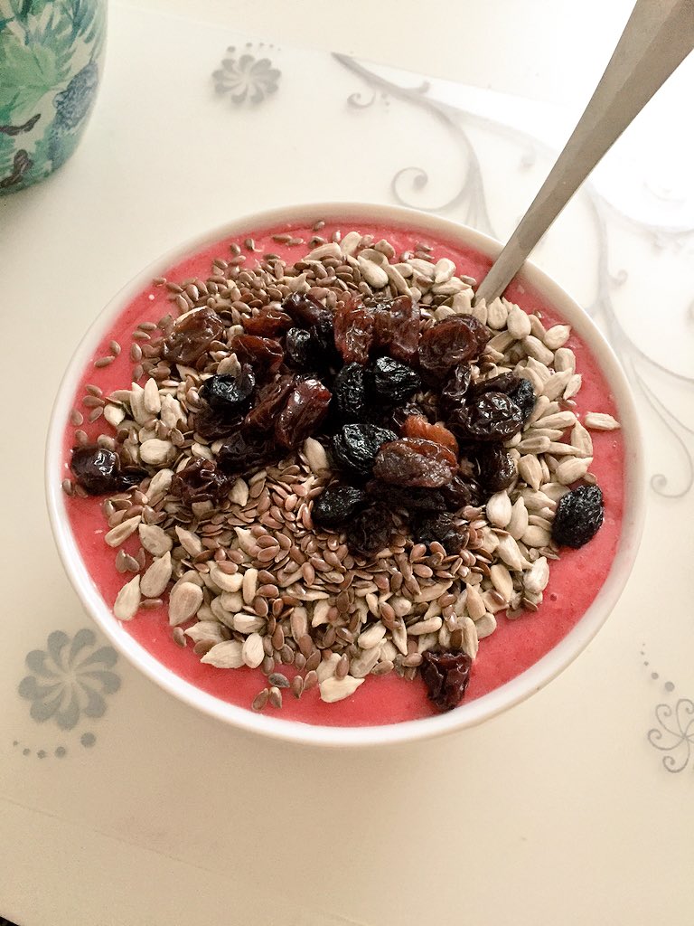 TeddieF's tweet photo. Vad bilden inte visar är att jag direkt efter denna smoothie bowl tryckte i mig fyra riskakor med smör och honung. https://t.co/41YERGDKIL