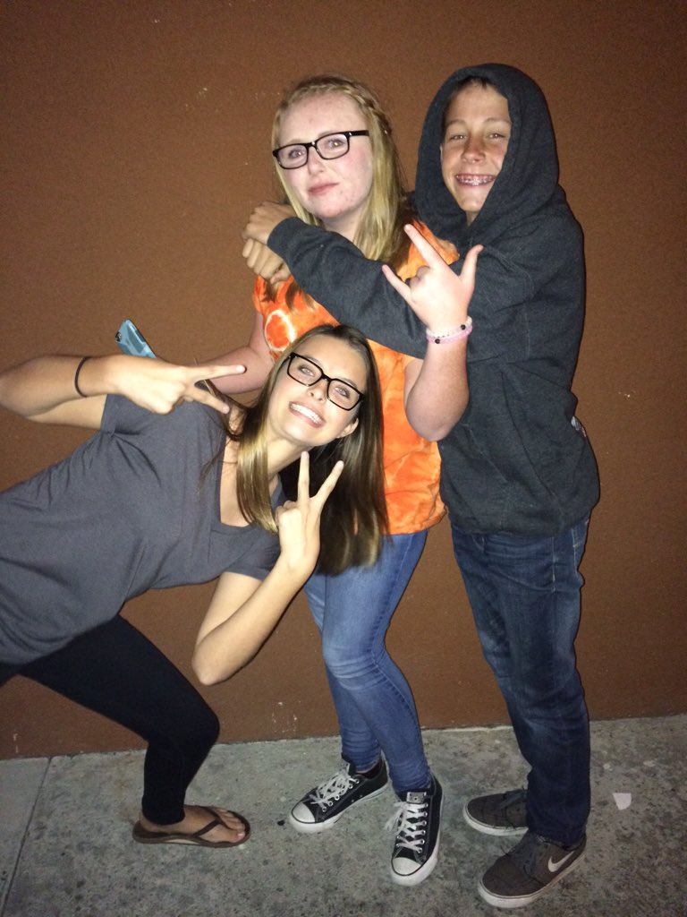 SENTIMENTSIVAN's tweet photo. i met @madformoran @toxiicmoran cayden and bonnie https://t.co/GqalGOQc3A