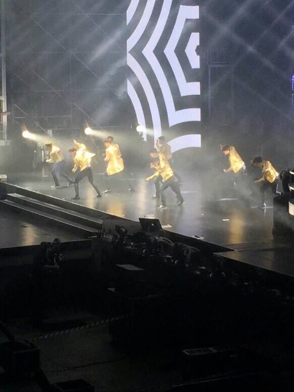 yehetflew0412's tweet photo. 160109 EXO during Overdose #EXOluxioninSingapore https://t.co/QQt5z9UEdY
