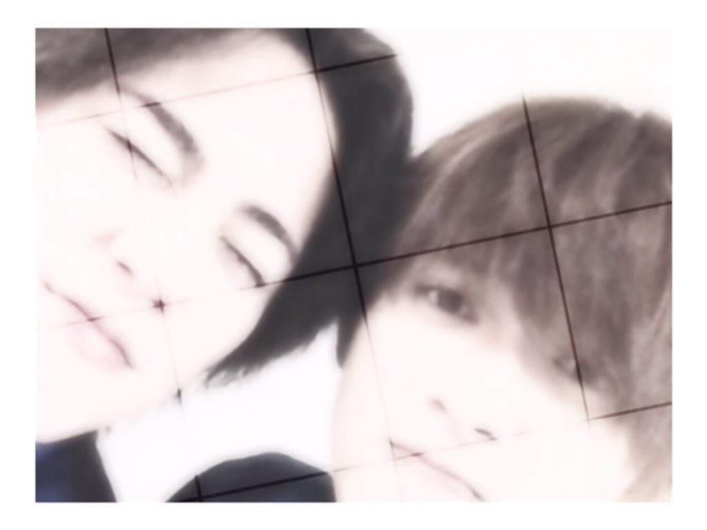 rxylx's tweet photo. ○*.

　￣￣￣￣￣￣￣￣￣
　　　　　　　┈┈┈┈┈┈

　　　　互いに
　　　　　　　　触れ合う事

　　〔　廻　::　逢　〕

　　　　　　　　□ □
　　　それが
　　　　　　　ぬくもりなんだ
　　┈┈
　　　　⑴. https://t.co/9VJmuPX3XM