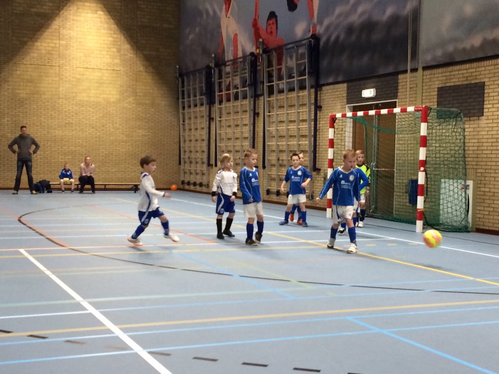 hwhuisenwonen's tweet photo. Vandaag tijdens het Lingehof zaalvoetbaltoernooi alle F en E spelers voorzien van een douchegel van #Clubdouchegel https://t.co/9PYEOInwtx
