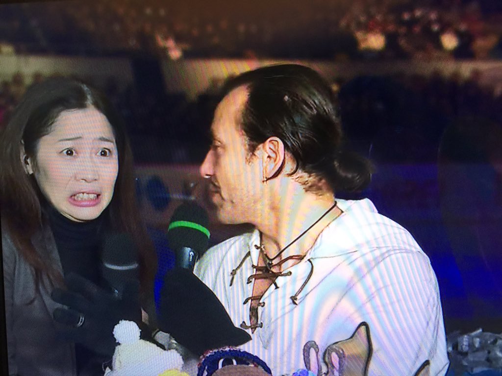 Nhk杯フィギュア 浅田舞さんにチュウを迫るキャンデロロ氏を必死の形相で制止する有能通訳さんが話題に Togetter Nhk杯フィギュア 浅田舞さんにチュウを迫るキャンデロロ氏を必死の形相で制止する有能通訳さんが話題に Togetter