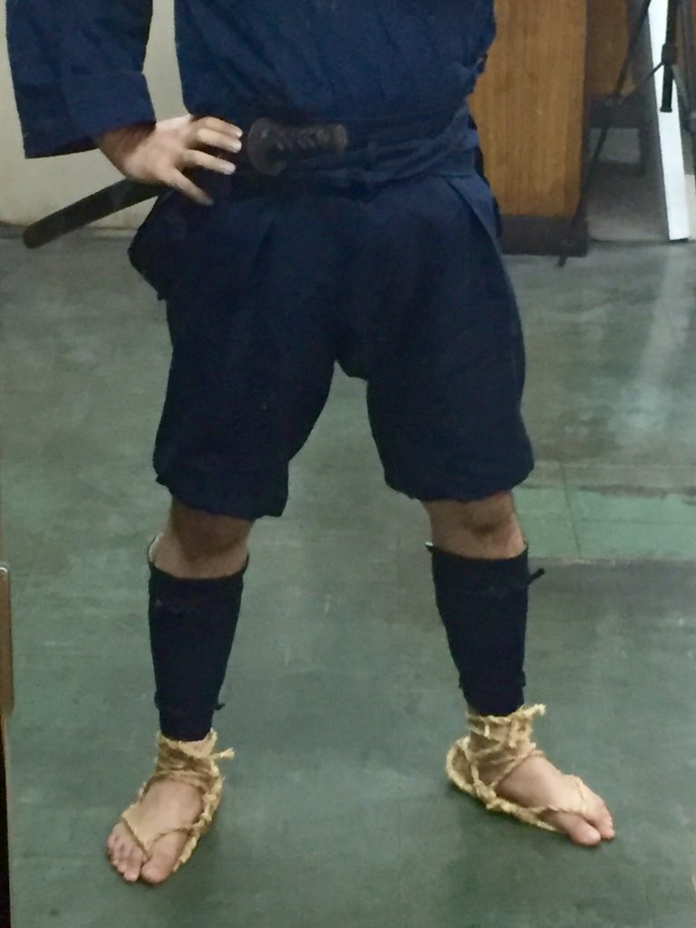 鎧甲冑製作所 佐藤 على تويتر 脚絆 きゃはん という臑が傷つかぬように巻く布を縫った 糊をつけてほころびぬようにして使ったそうだ ガラスケースごしにしか見たことがないので 写真を参考に作った 甲冑の臑当 すねあて と同じくヒダをとってふくらはぎ沿うように
