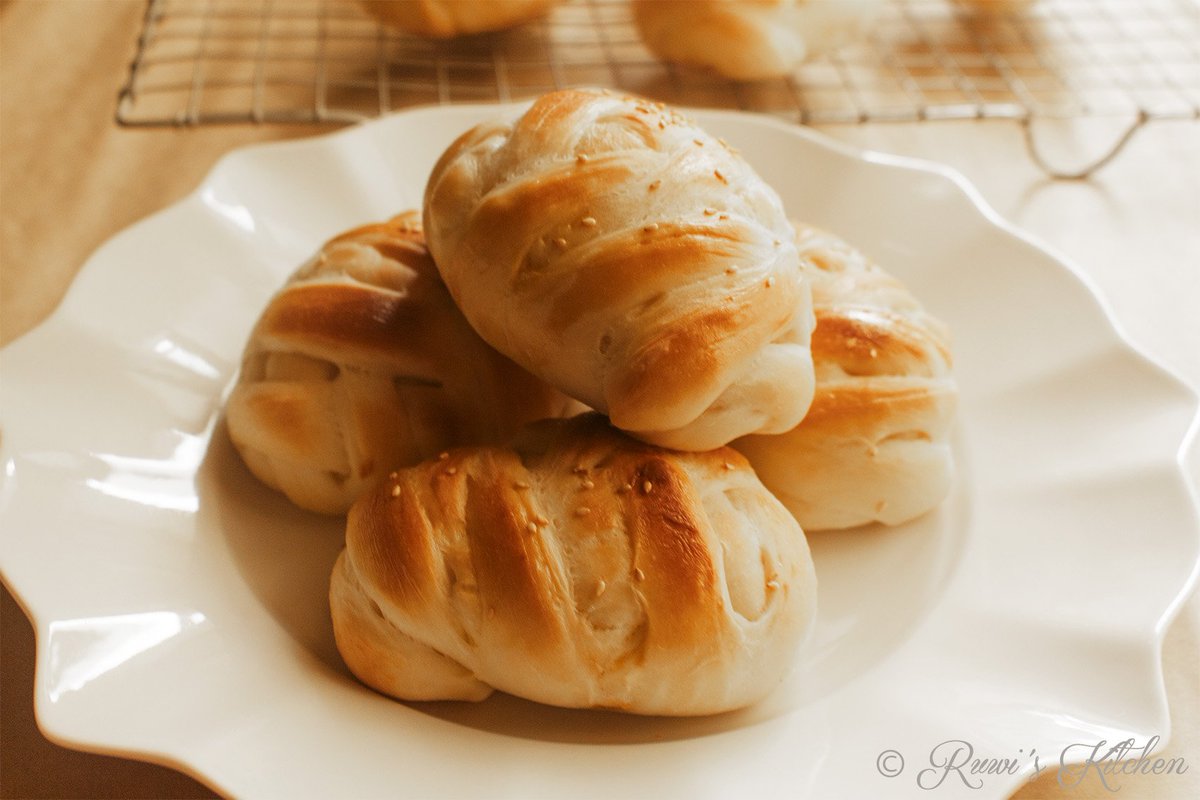 ruwiskitchen's tweet photo. Homemade Spicy Deviled Chicken Buns 
https://t.co/Qu3Nujx6cb https://t.co/b0w1I7fFP0