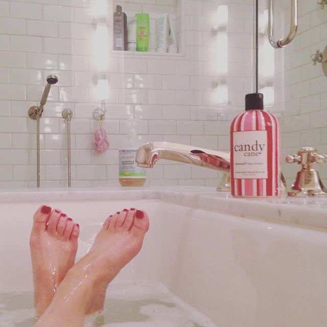 NoSandalsClub's tweet photo. Jenna Fischer #celebfeet #footfetish #barefootselfie https://t.co/JrCLswesr3