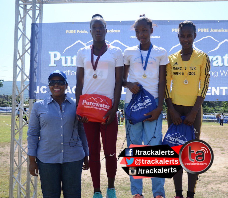 trackalerts's tweet photo. @presentation of the Class 3 girls 800m winners here at #JCMeet https://t.co/dkI42P4n6z