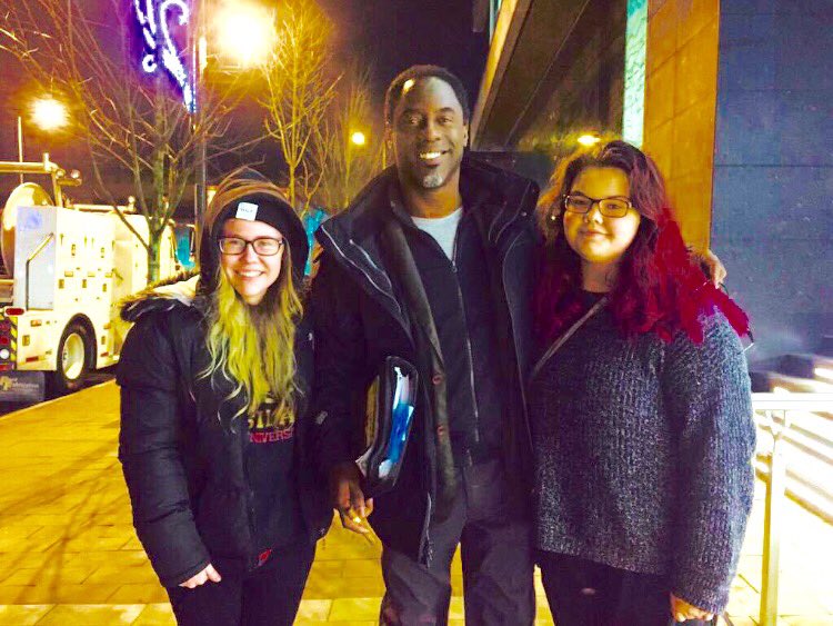 IWashington's tweet photo. These 2 lovelies heard that #The100Season3 was filming and they too waited 2 hours in the freezing cold to get this. https://t.co/ioqKIRQbag