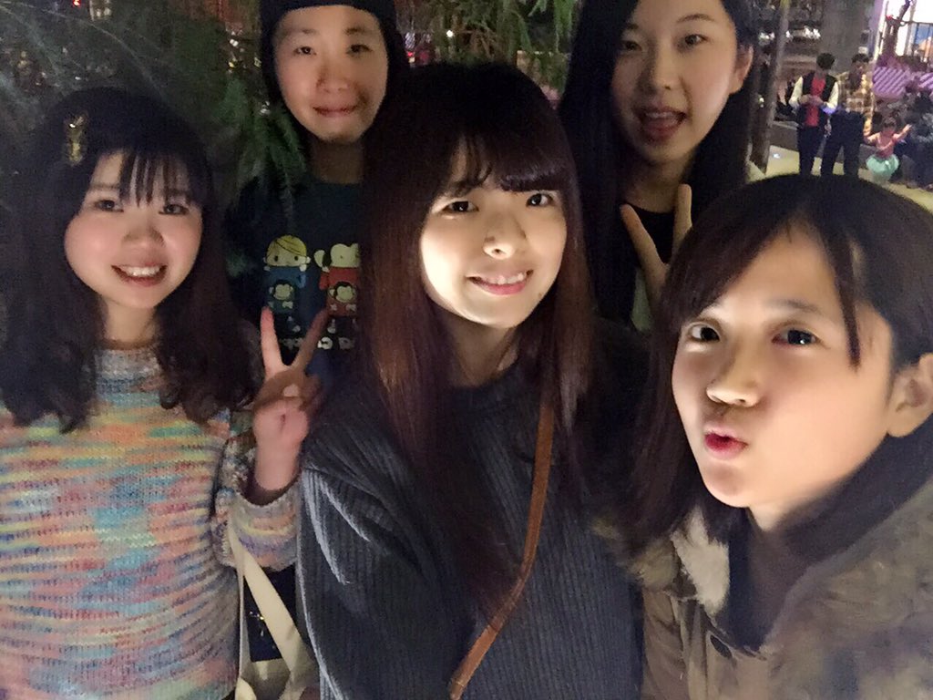 a051004's tweet photo. 老助教們吃一頓小蒙牛
爽吃火鍋 哈根達斯 甜點 可樂
減肥計畫今日停擺，姐明天跟蔬菜湯為伍😭😭😭 https://t.co/d5dBB9bpTT