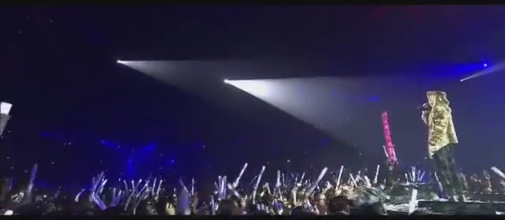 JenkaPraet's tweet photo. Tb ⏮ when @oscarandthewolf showed up at #btwtm @dimitrivegas @likemike #belgianpower 🇧🇪🎉 https://t.co/diCeQqtqPE
