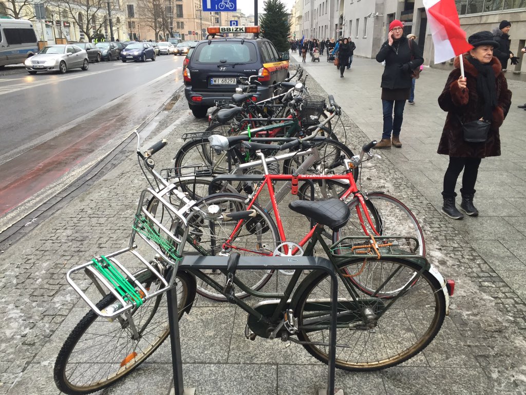 wojtekzk's tweet photo. Grupa trzymająca władzę #KOD #Warszawa @Kom_Obr_Dem https://t.co/5ZAc7NmOIY