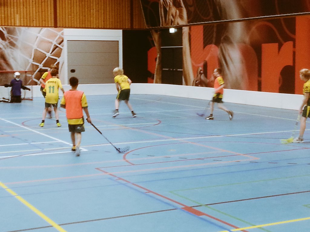 Fanatieke #floorball wedstrijden en plezier. Goed georganiseerd met dank aan#vrijwilligers <a href="/HSVHaren/">HSV Haren</a> #scheidsbedankt