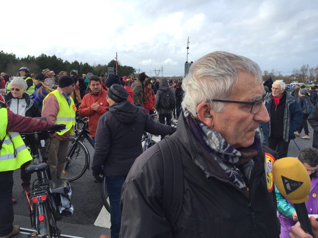 "Hollande doit parler, stopper les expulsions à #NDDL, organiser 1 table ronde avec associations" J. Durand (Acipa)