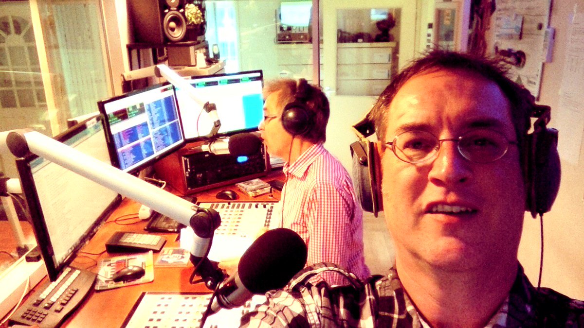 bjdokter's tweet photo. Live op de @locofm knetterpalen met #OdeAanDeDoden @WillemRietberg @gboer1957 en Rinus Goudbeek https://t.co/MWsE0jia5I