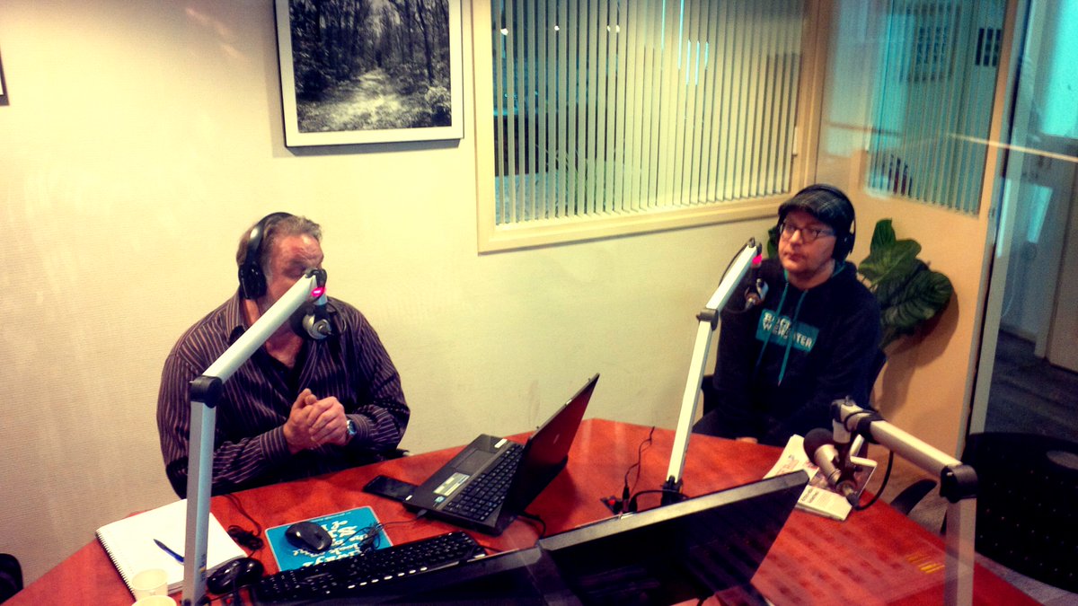 bjdokter's tweet photo. Live op de @locofm knetterpalen met #OdeAanDeDoden @WillemRietberg @gboer1957 en Rinus Goudbeek https://t.co/MWsE0jia5I