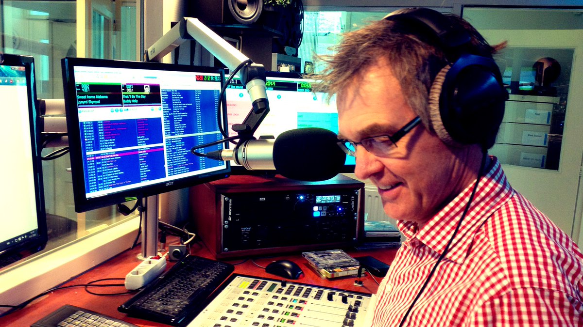 bjdokter's tweet photo. Live op de @locofm knetterpalen met #OdeAanDeDoden @WillemRietberg @gboer1957 en Rinus Goudbeek https://t.co/MWsE0jia5I