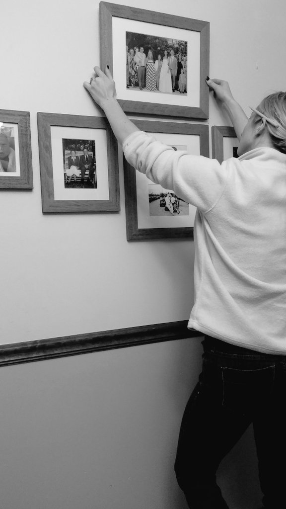 27SouthDesign's tweet photo. @WhitSpinks and @johnnyrayspinks gave Whit's mom a #gallerywall for Xmas! Too many #pics, not enough #frames! #hgtv https://t.co/W4aCfV2pH9