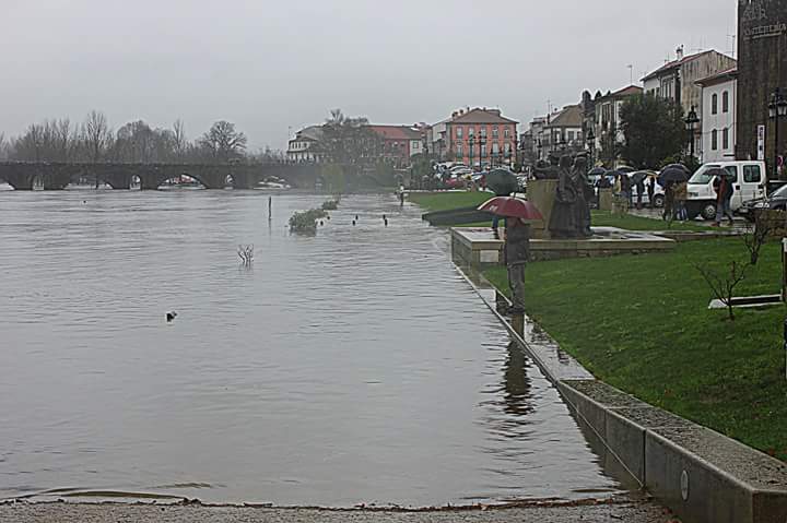 marcelloamorim's tweet photo. As águas do Lima galgaram o areal de Ponte de Lima. A sic mostra imagens das cheias em Vigo ! #SicMal https://t.co/8Yl0c7BpxI
