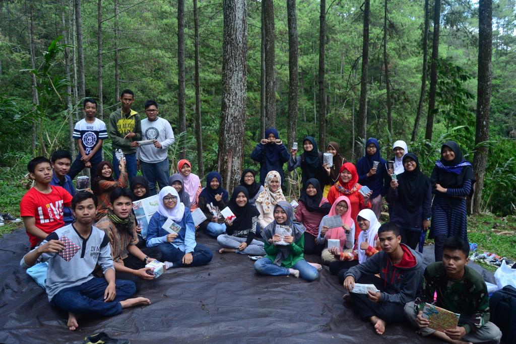 ROHIS13's tweet photo. Ukhuwah kita, dengan satu tujuan membawa kebersamaan menjadi lebih erat #Rihlah2016 https://t.co/r118lDO7Qi