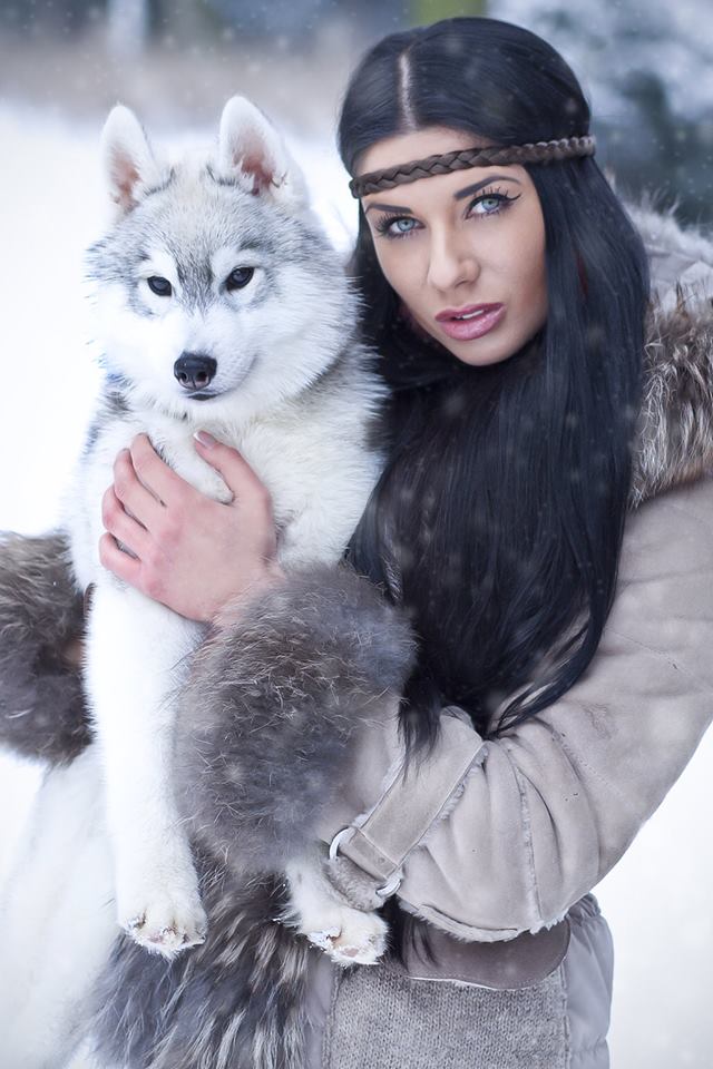 Kız köpeğin gözlerini kendine taktırmış