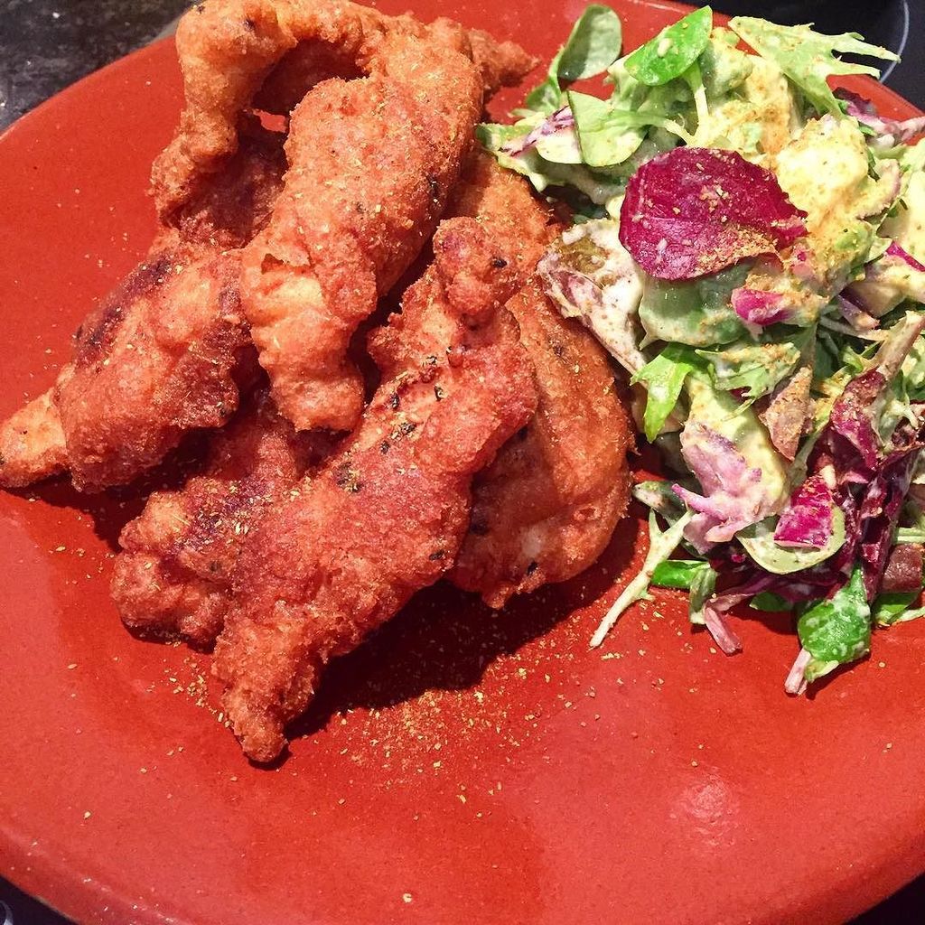 MisterEspeto's tweet photo. Pakoras de pollo con especias y ensalada cremosa de aguacate, cebolla roja y yogur. #BaanE… https://t.co/tFPpZumFEB https://t.co/zKP8fNRwEg