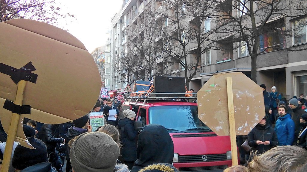 flecks's tweet photo. Deutlich über 1000 bei #Demo gegen #Zwangsräumung und #Verdrängung 
#M99 #Manteuffelstr #Berlin #Kreuzberg https://t.co/rCaigKTwHC